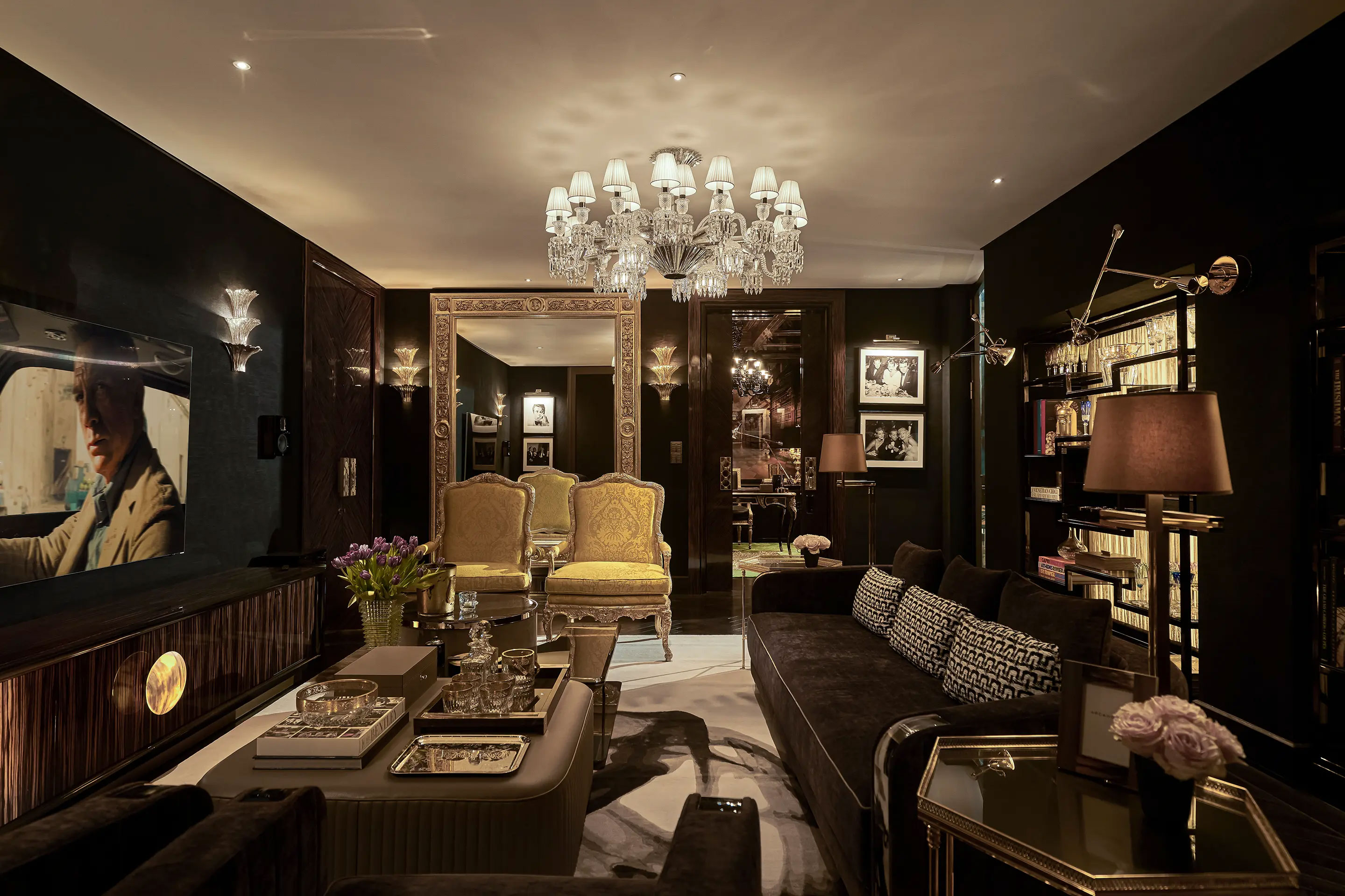 THE GLAMOROUS BLACK APARTMENT
